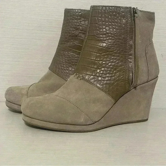 Tan crocodile patterned Toms suede boots - Picture 9 of 12